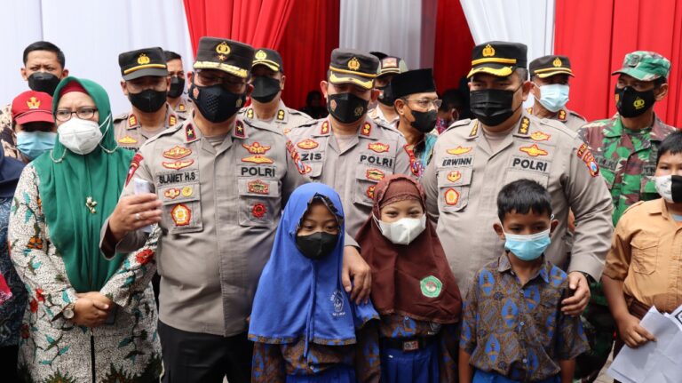 Wakapolda Jawa Timur Tinjau Vaksinasi di SDN 51 Gresik