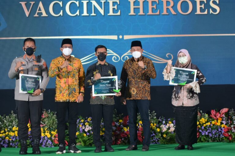 Peringatan Hari Jadi Kabupaten Sidoarjo ke-163, Kapolresta Sidoarjo Raih Vaccine Heroes