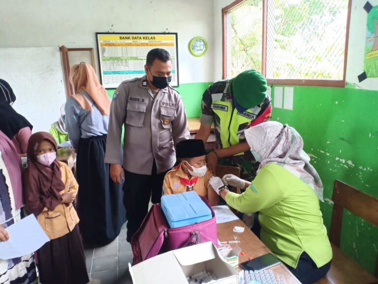 <em>Kompak, Bhabinkamtibmas Dan Bhabinsa Monitoring Kegiatan Vaksinasi Anak Di MI Nurul Hasan Desa Singgahan</em>