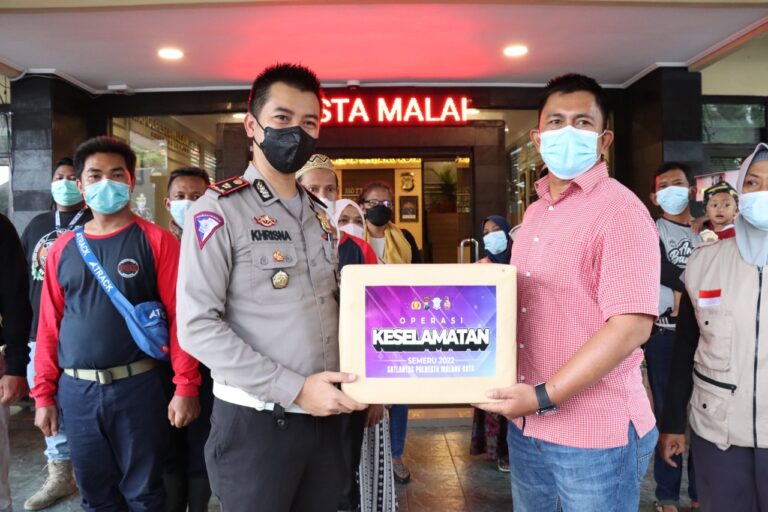 <em>Relawan Kota Malang Dapat Kado Helm Pada Operasi Keselamatan Semeru 2022</em>