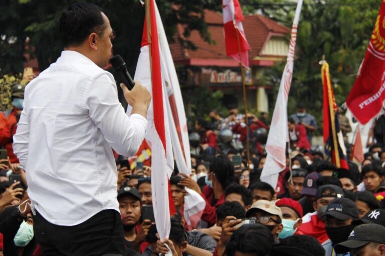 <em>Aksi Demo Mahasiswa Cipayung Plus Surabaya Berjalan Dengan Aman dan Ditutup Dengan Buka Puasa Bersama di Depang Gedung DPRD Jatim</em>