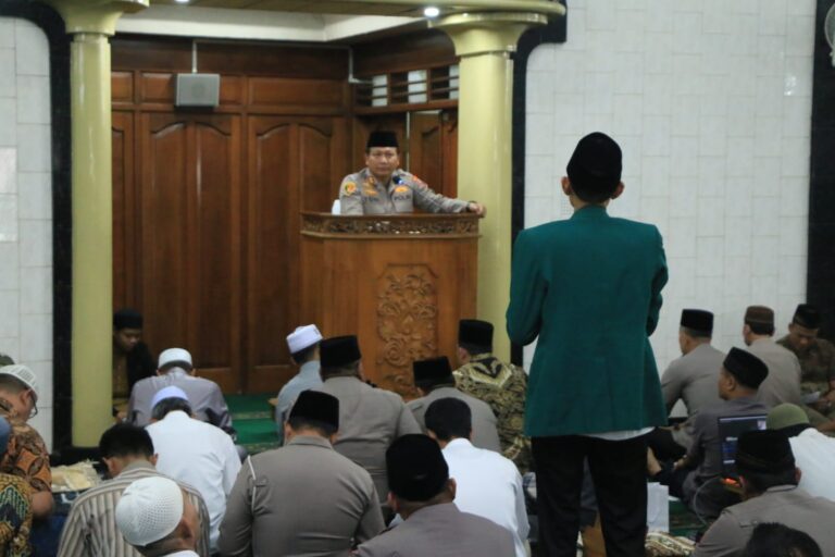 Jumat Curhat di Masjid Al Falah, Kapolda Jatim Sampaikan Perkembangan Kamtibmas di Jawa Timur
