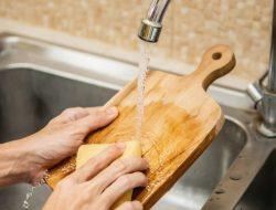 Panduan Lengkap Cara Membersihkan Talenan Kayu dari Bau Ikan dan Bawang Secara Natural