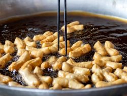 Rahasia Kuliner: Trik Menggoreng Cakwe Agar Krispi di Luar Lembut di Dalam