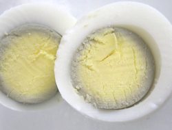 Rahasia Memasak Telur Rebus Sempurna: Cara Memutihkan Kuning Telur Rebus yang Menghitam di Pinggirnya Secara Natural