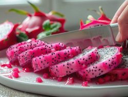 Seni Menyajikan Buah Segar: Panduan Lengkap Cara Memotong Buah Naga dengan Cantik untuk Hidangan Tamu