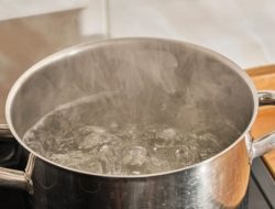 Trik Merebus Air Agar Cepat Mendidih dengan Menutup Panci: Sains dan Efisiensi di Dapur