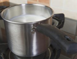 Trik Merebus Susu Agar Tidak Tumpah Meluap dari Panci: Panduan Lengkap dan Rahasia Ilmiahnya