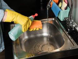 Panduan Lengkap Cara Membersihkan Wastafel Stainless Steel Agar Mengkilap Bebas Air Berercak